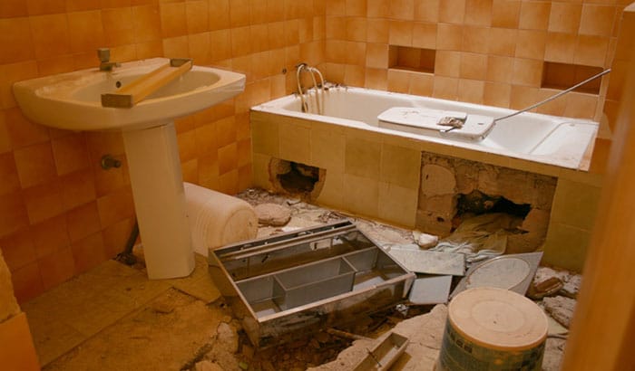 Broken Bathtub? Here's What To Do When Your Bathtub Breaks